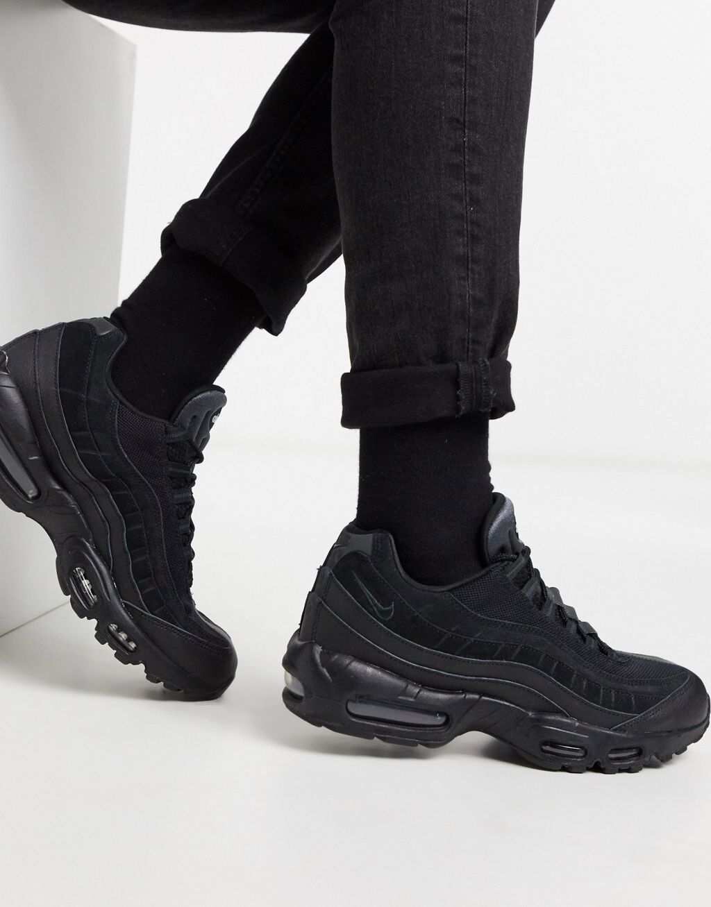 

Nike Air Max 95 Essential в тройном черном цвете