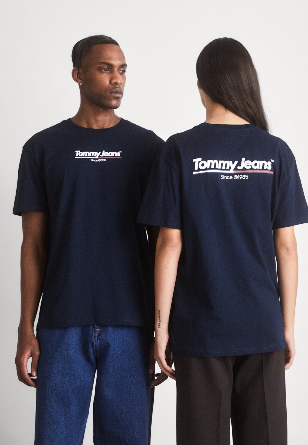 

Футболка с принтом UNISEX Tommy Jeans, военно-морской