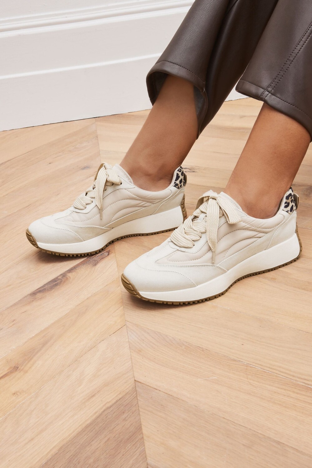 

Спортивная обувь Forever Comfort на толстой подошве и декоративной вставке Next, белый