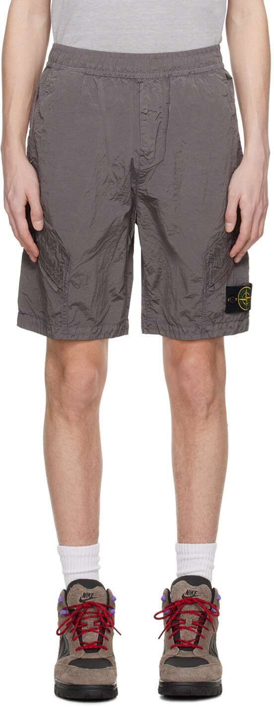 

Серые шорты с нашивками Stone Island, цвет Dove grey
