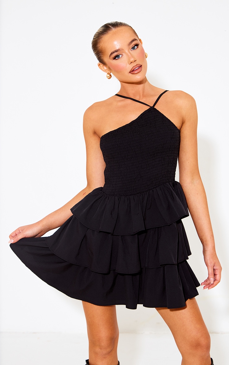 цена PrettyLittleThing Черное ярусное платье прямого кроя с воротником-халтер и гофрированной юбкой