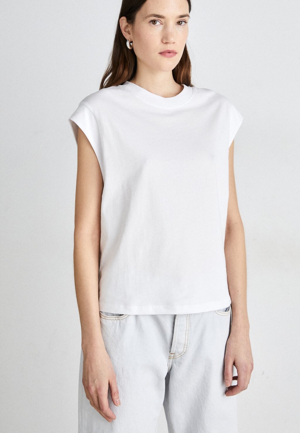 

Футболка базовая ESME TEE AllSaints, цвет white