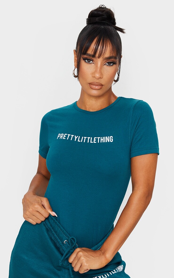 

PrettyLittleThing Темно-бирюзовое боди с короткими рукавами и логотипом