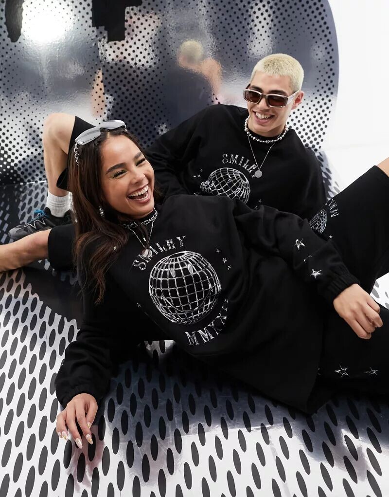 

Черный свободный свитшот унисекс с принтом смайлика ASOS Smiley Collab