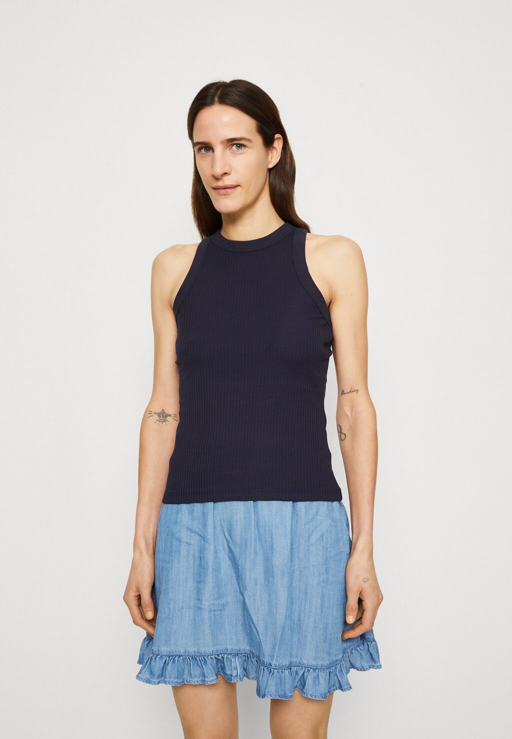 

Топ edc by Esprit