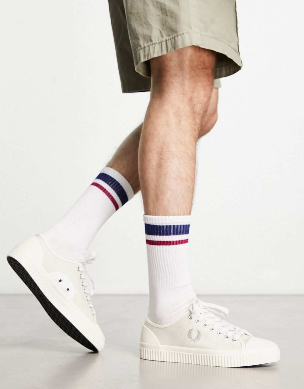 

Светло-белые низкие кеды Fred Perry Hughes из парусины
