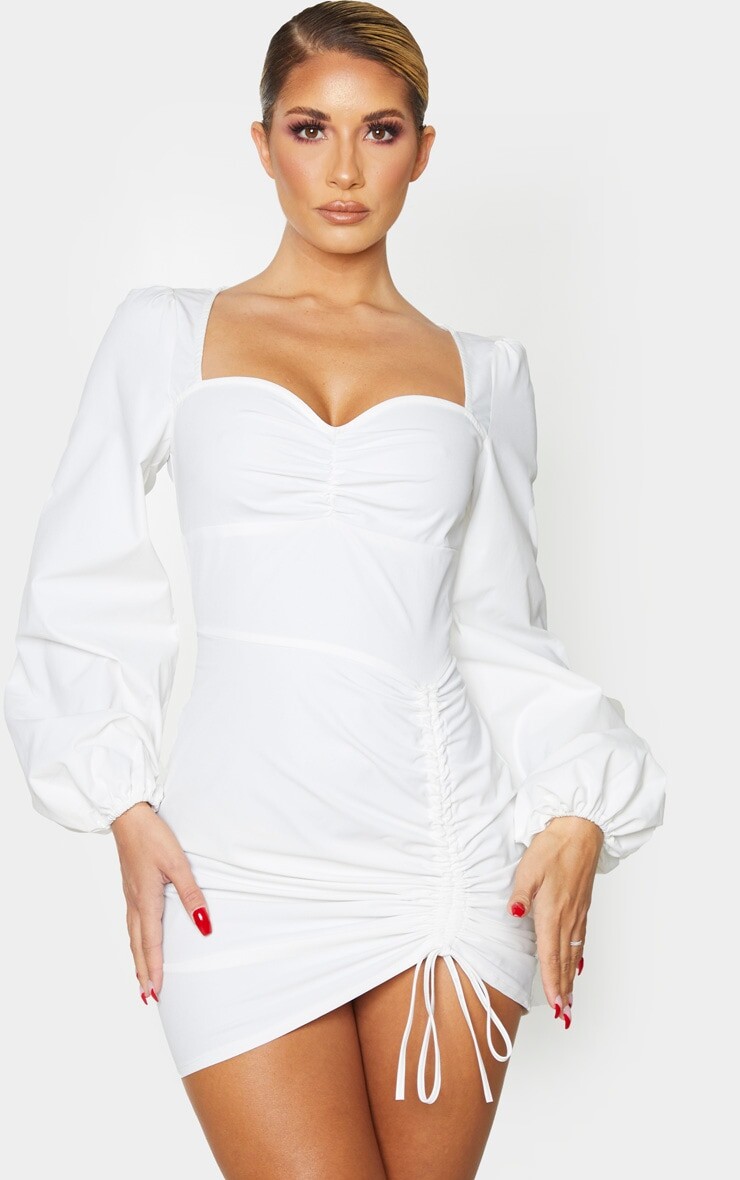 

PrettyLittleThing Белое облегающее платье с длинными рукавами и вырезом в форме сердца и рюшами