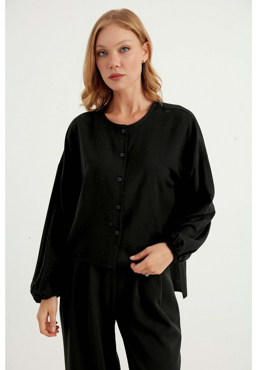 

Блузка COLLARLESS Herita, цвет black