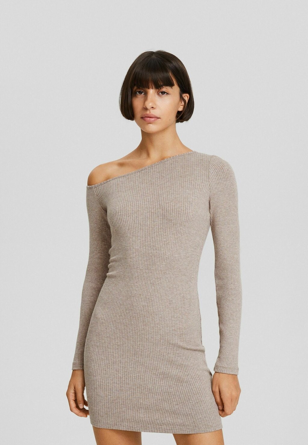 

Платье-футляр WITH AN ASYMMETRIC NECKLINE Bershka, цвет sand