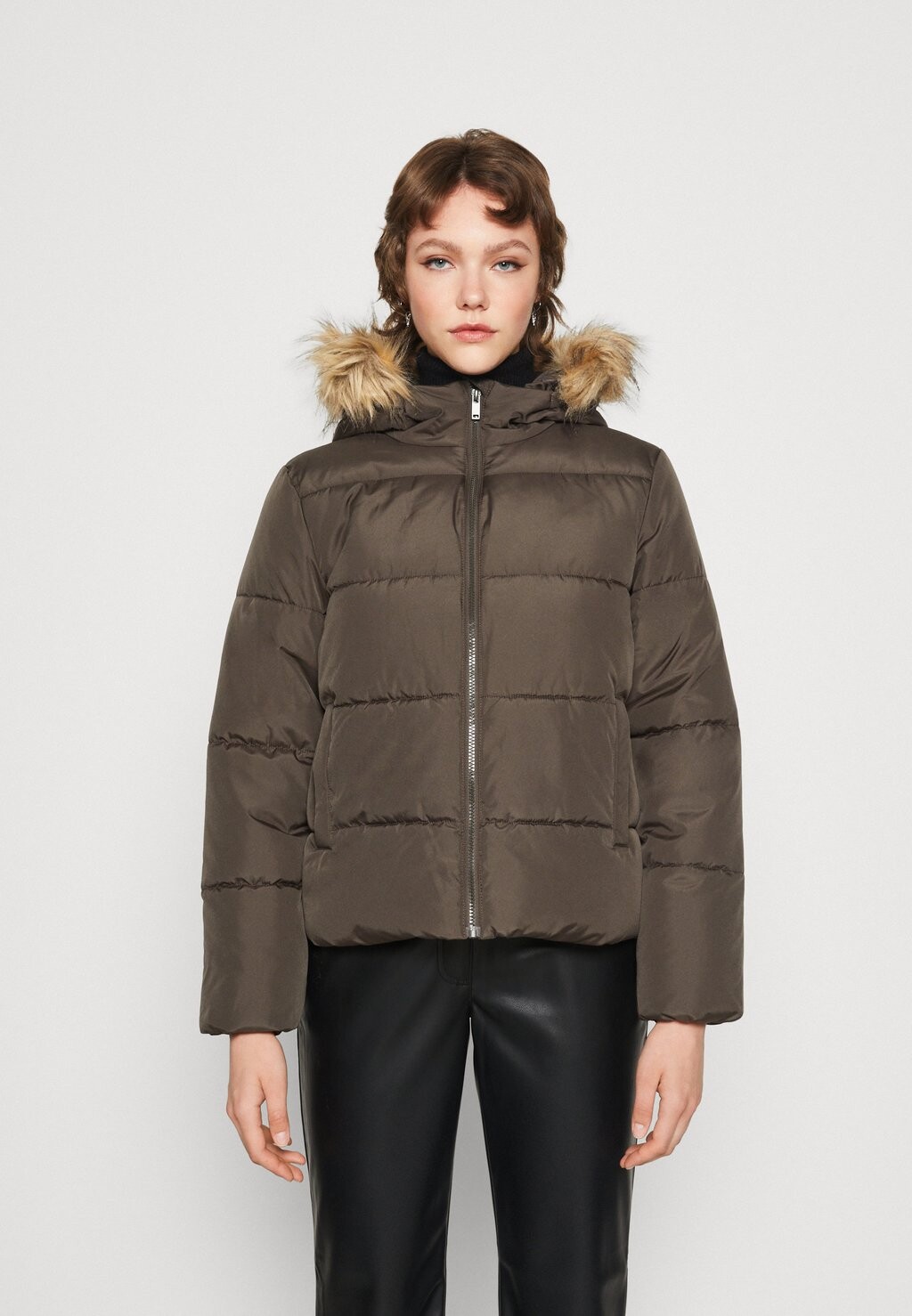 

Куртка зимняя Pieces PCNATTY SHORT PUFFER JACKET, цвет black olive