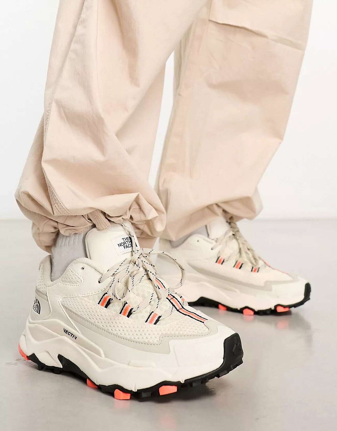 

Белые кроссовки The North Face VECTIV Taraval