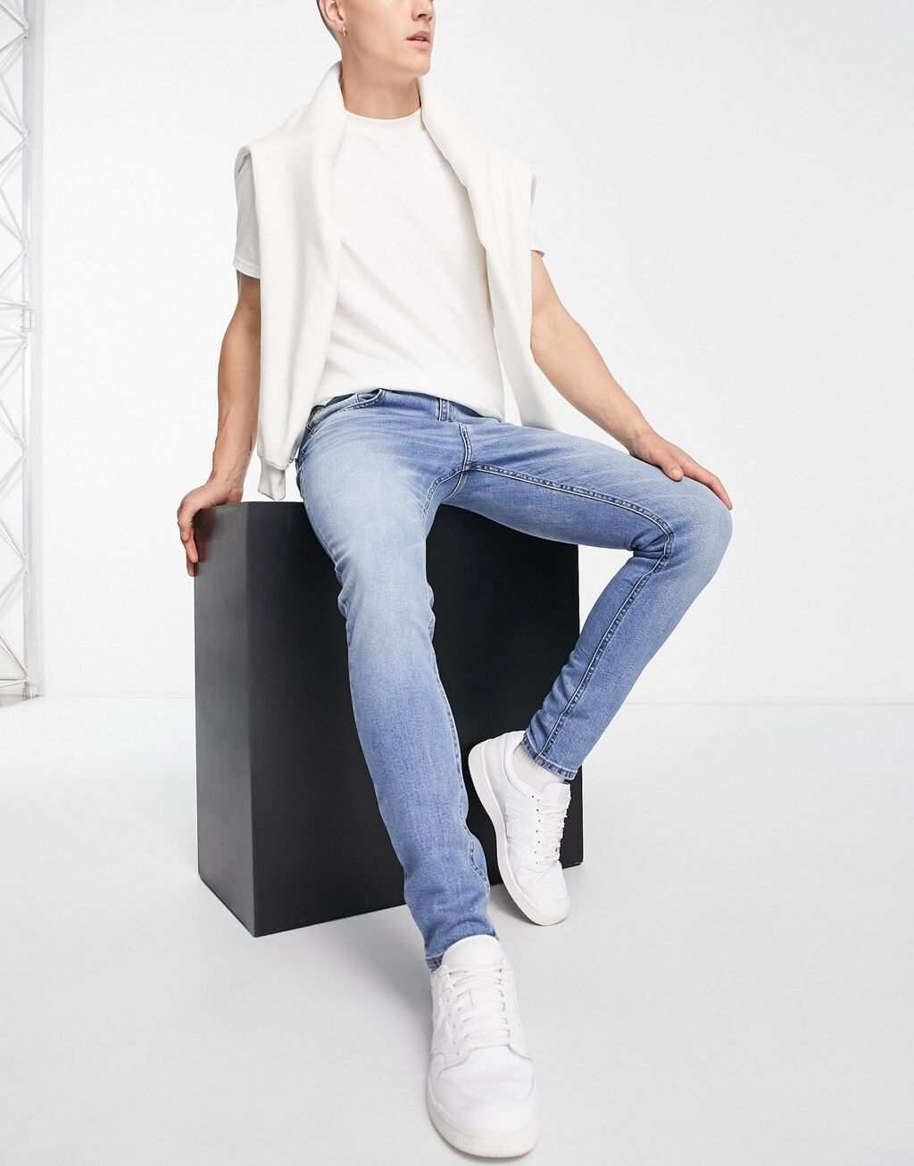 

Голубые джинсы средней степени стирки Pull&Bear