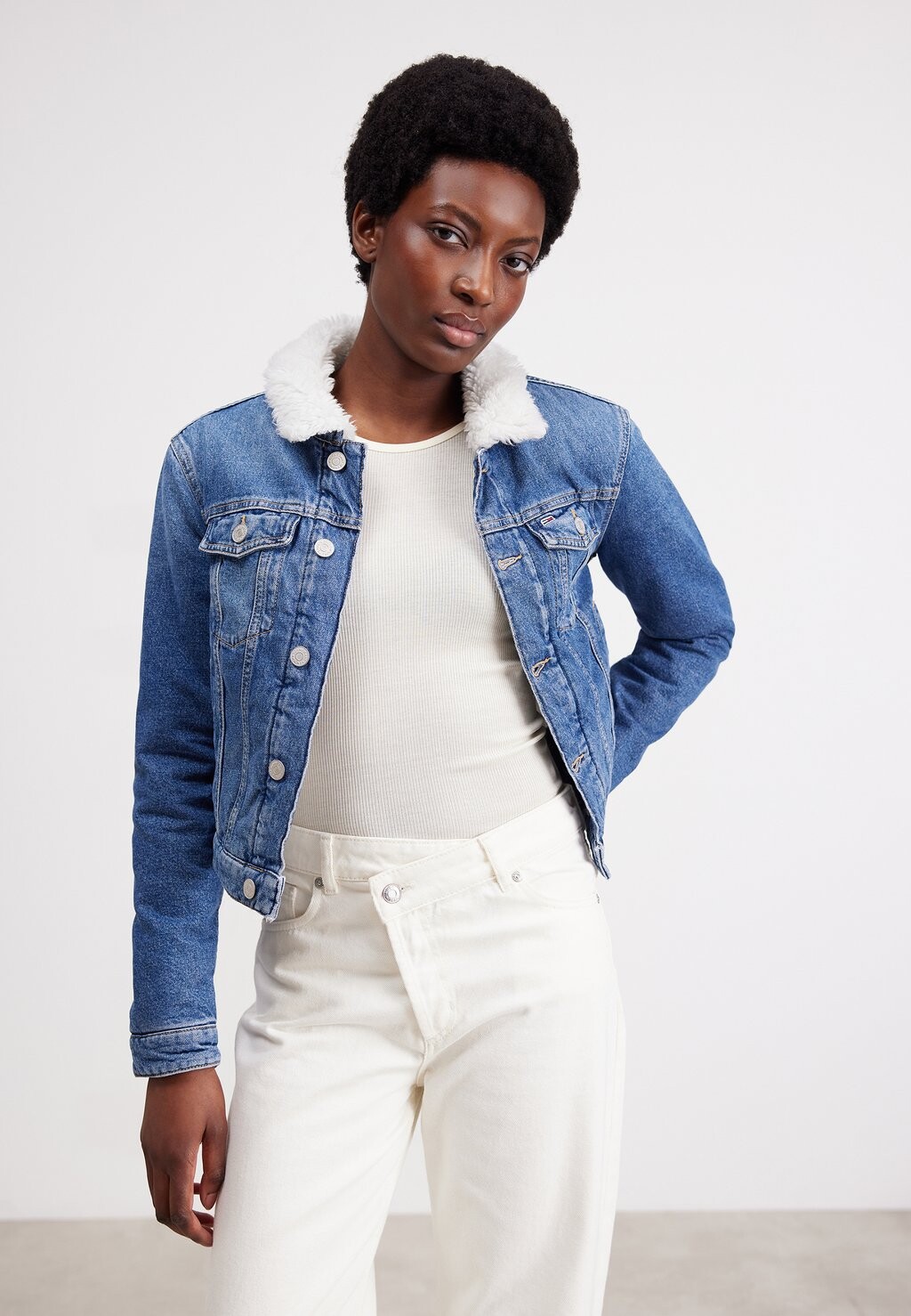 

Джинсовая куртка IZZIE Tommy Jeans, синий деним