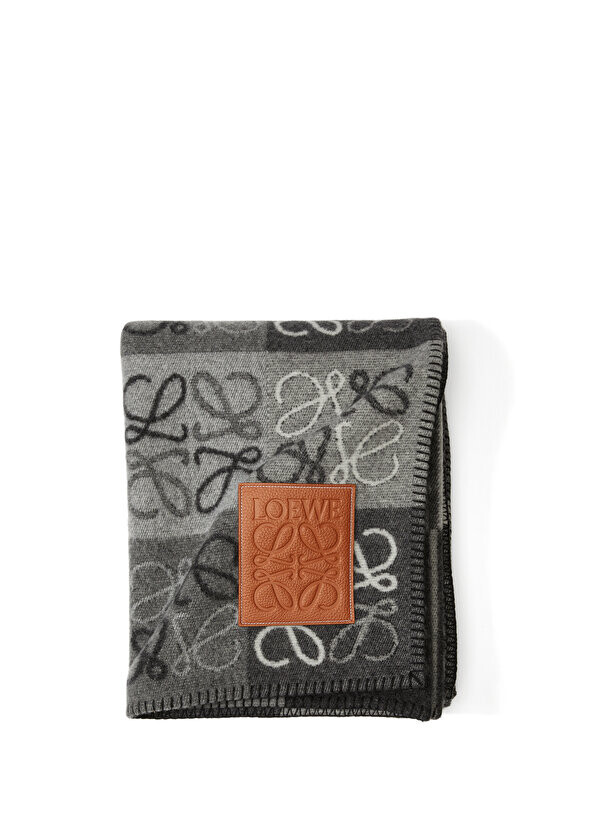 

Черно-белая жаккардовая шаль с логотипом Loewe