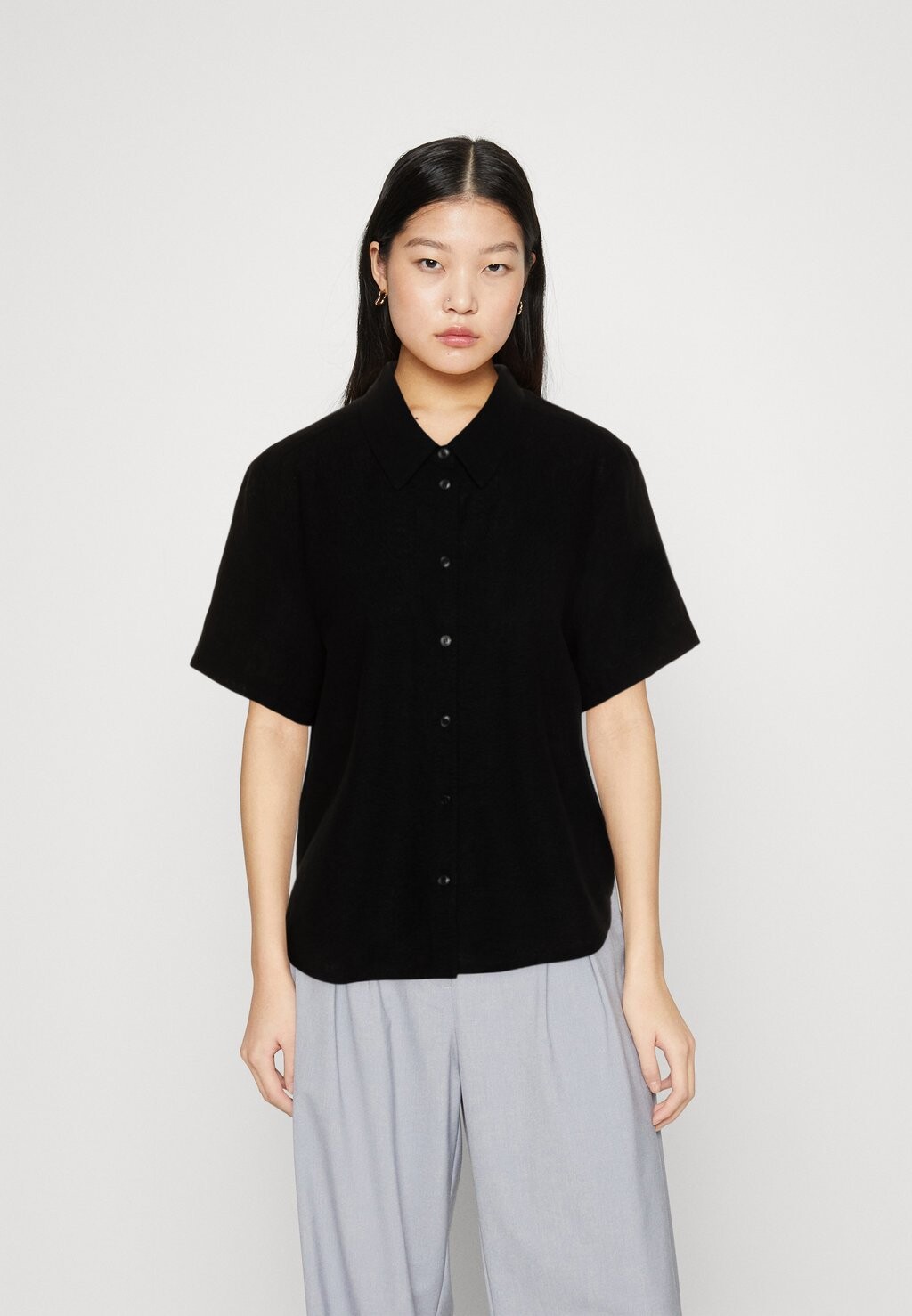 

Блузка на пуговицах Monki, черный