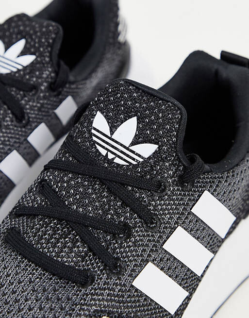 

Черные кроссовки adidas Originals Swift Run 22 с белыми полосками, Черный