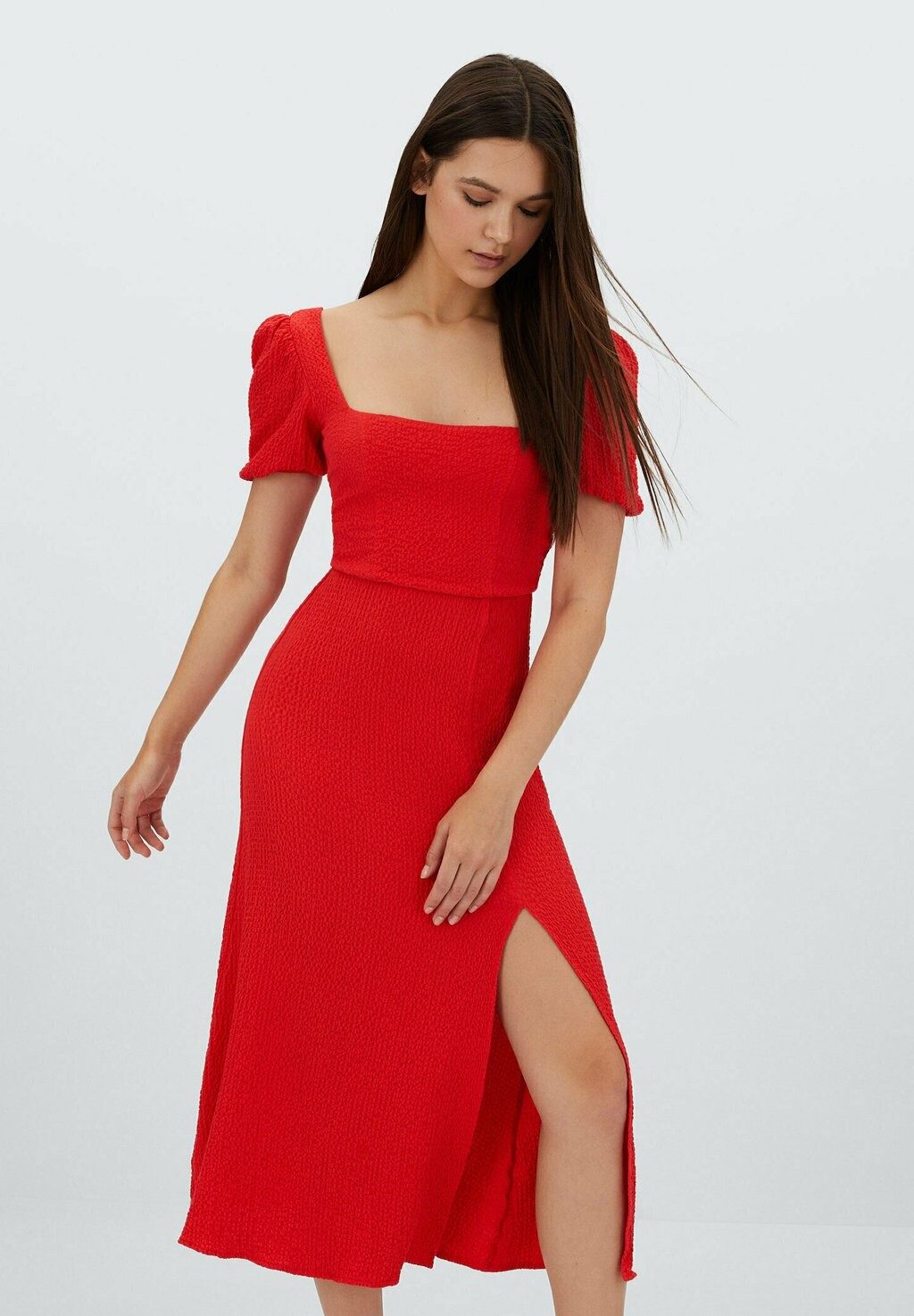 

Летнее платье Stradivarius, красный