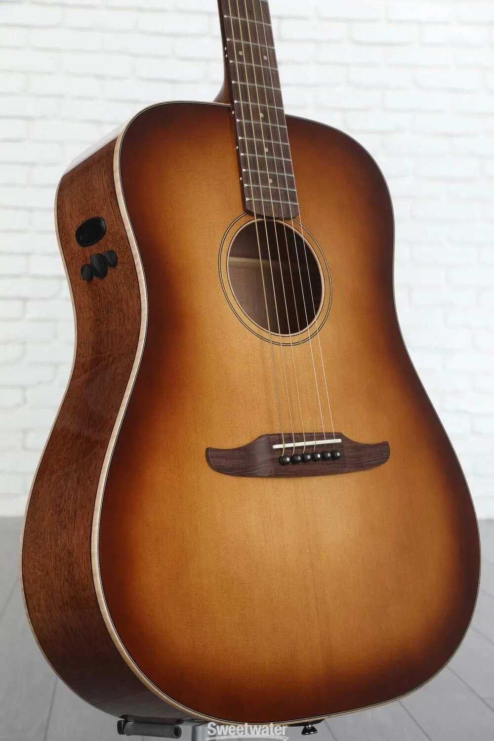 

Акустически-электрическая гитара Fender Redondo Classic — Aged Cognac Burst