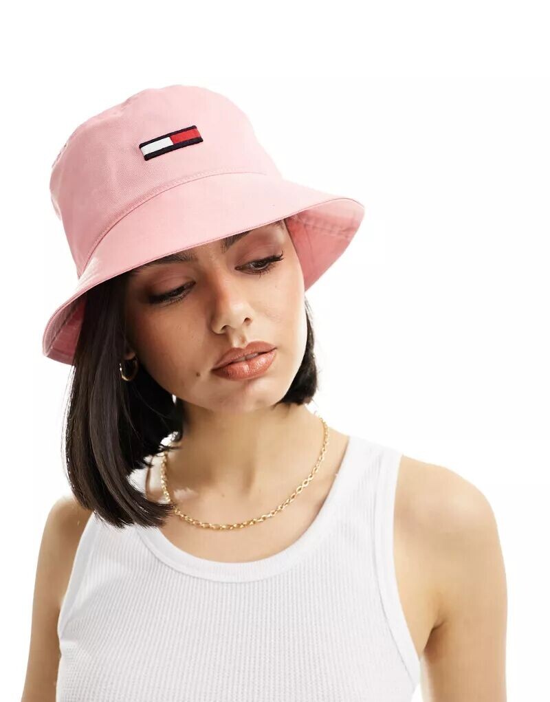 

Розовая панама Tommy Jeans с удлиненным логотипом в виде флага