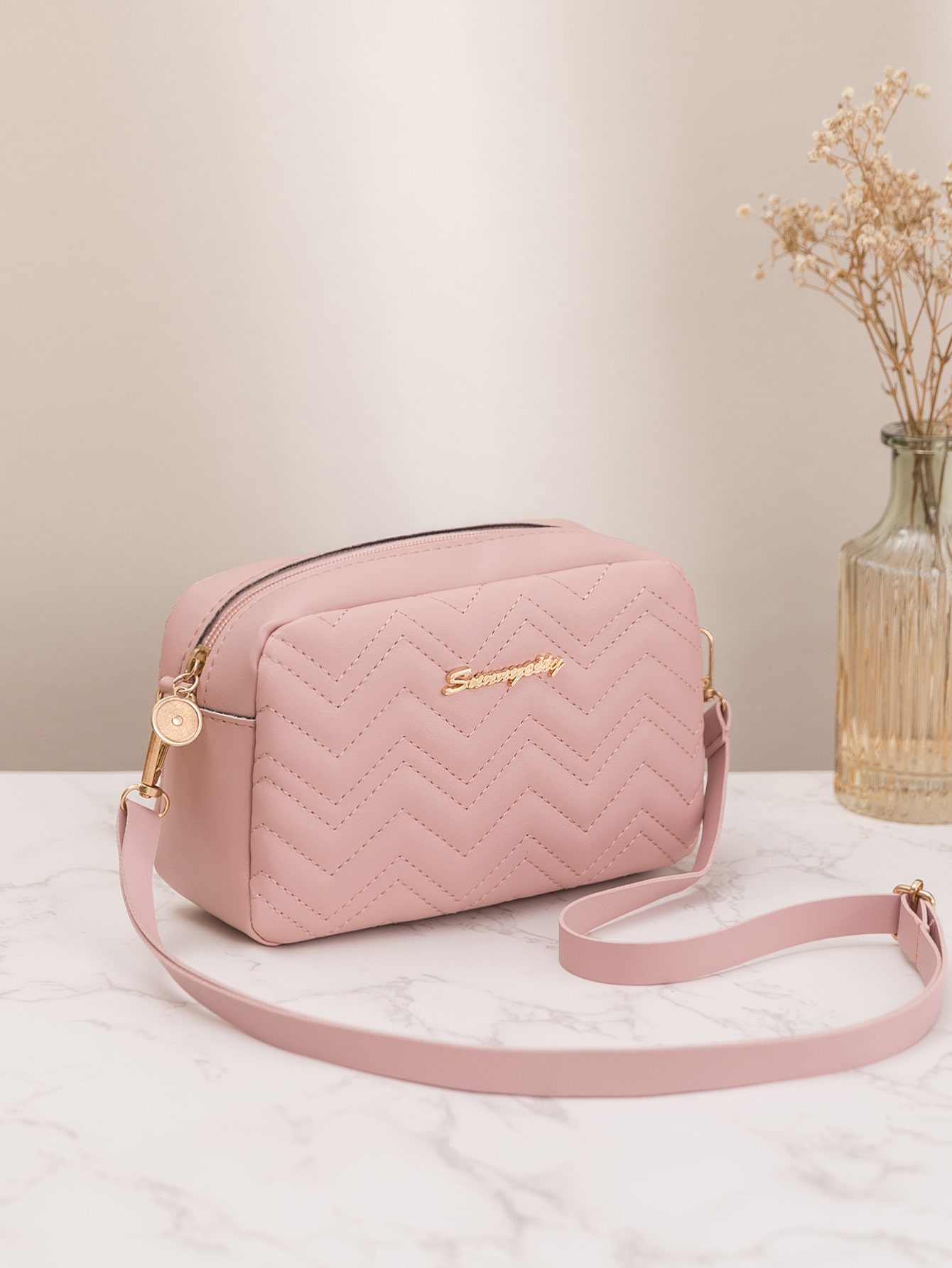 цена Стеганая сумка через плечо Mini с буквенным декором, розовый