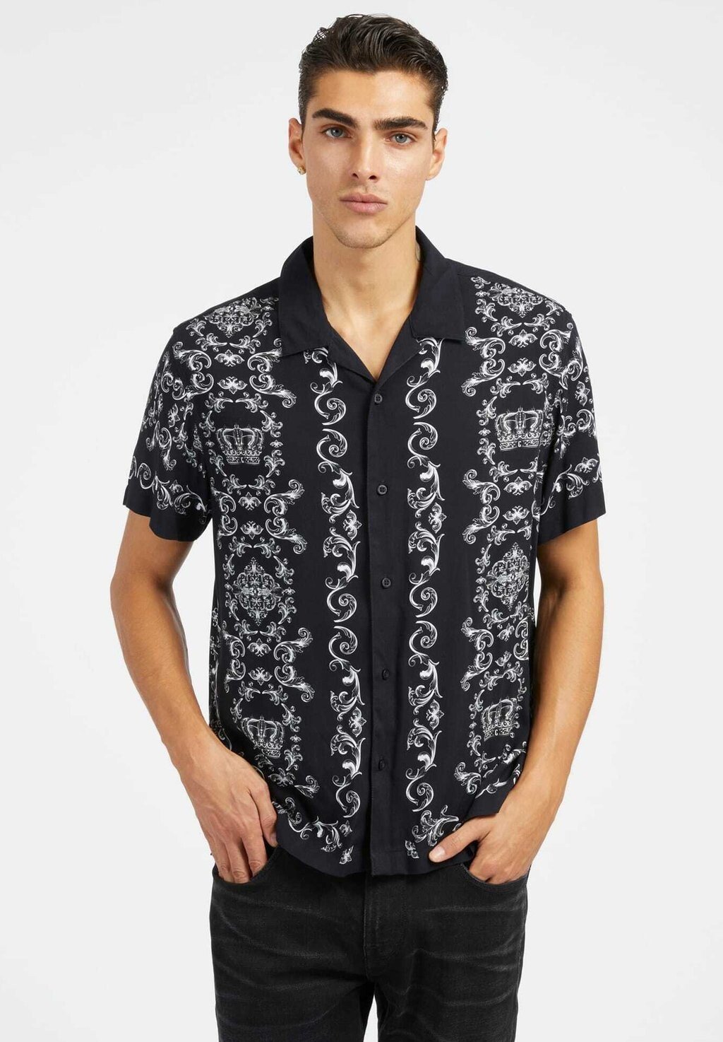 

Рубашка Mit Barock-Print Guess, цвет schwarz