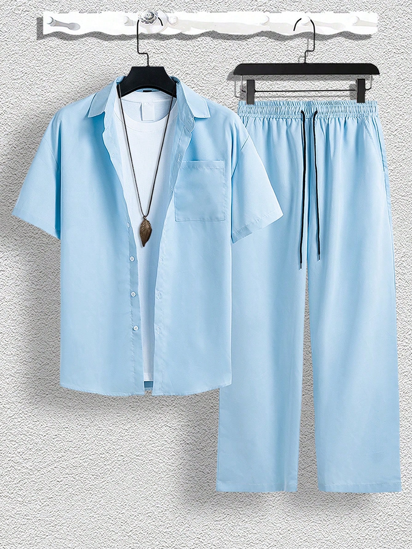 цена Мужской однотонный комплект из рубашки и брюк Manfinity Hypemode, голубые