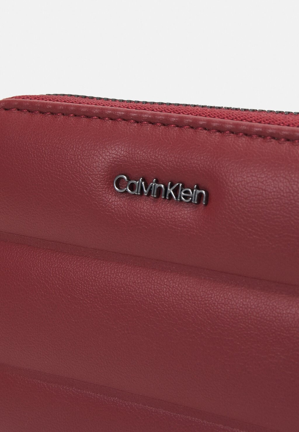 

Кошелек Line Quilt Medium Zip Around Calvin Klein, велосипедный красный