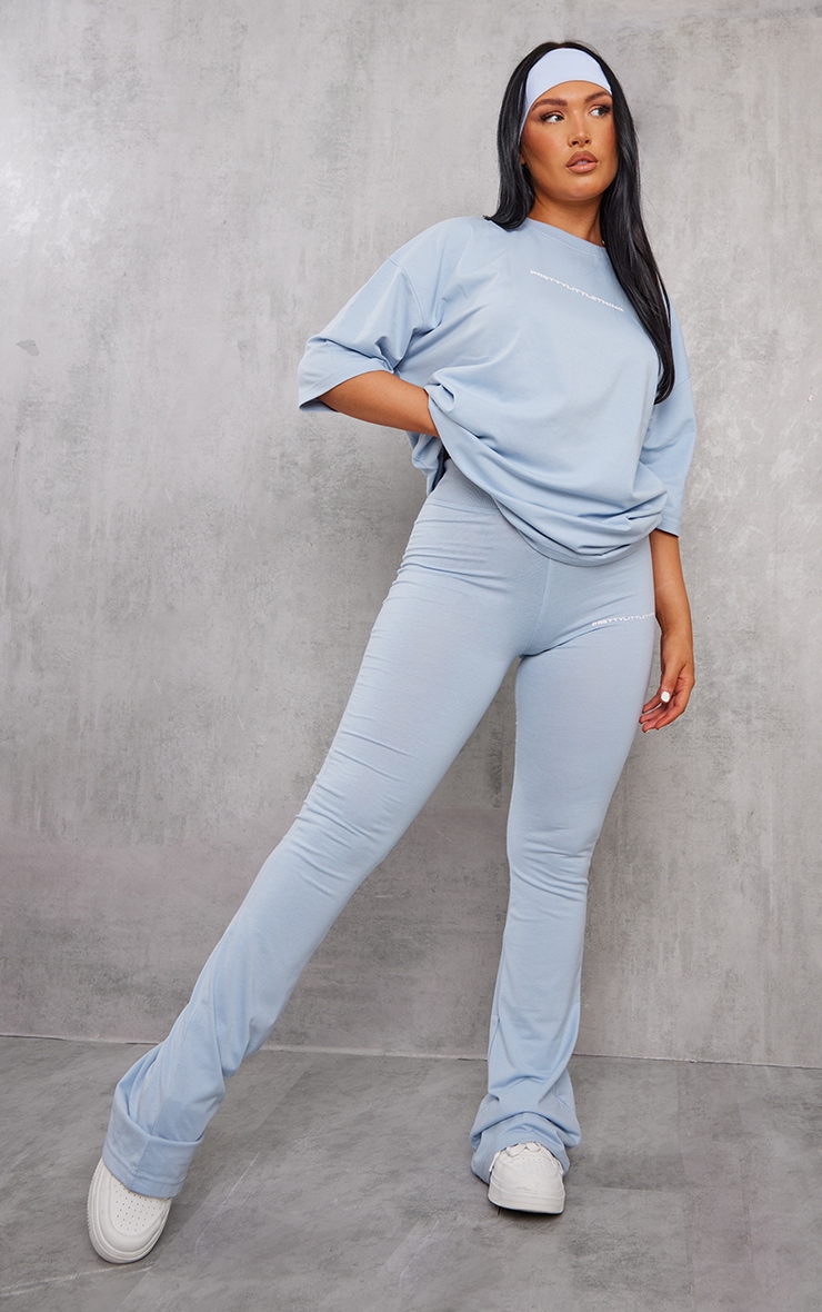 PrettyLittleThing Бледно-синие расклешенные брюки с принтом цена и фото