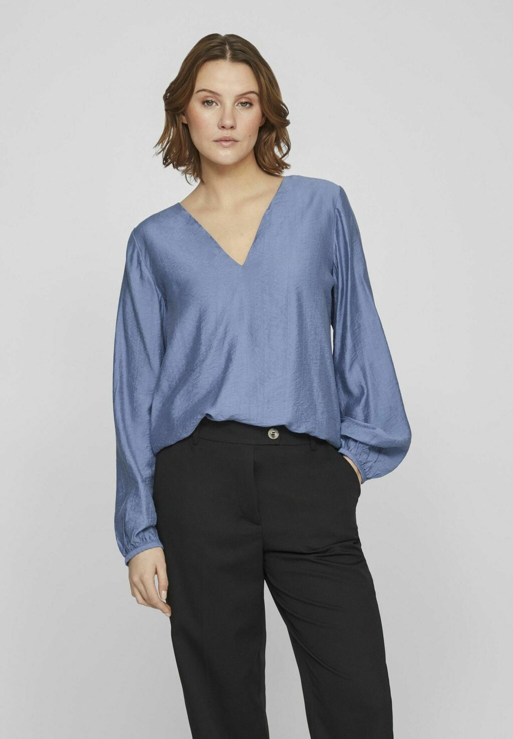 

Блузка MIT V-AUSSCHNITT LANGARM VILA, цвет coronet blue