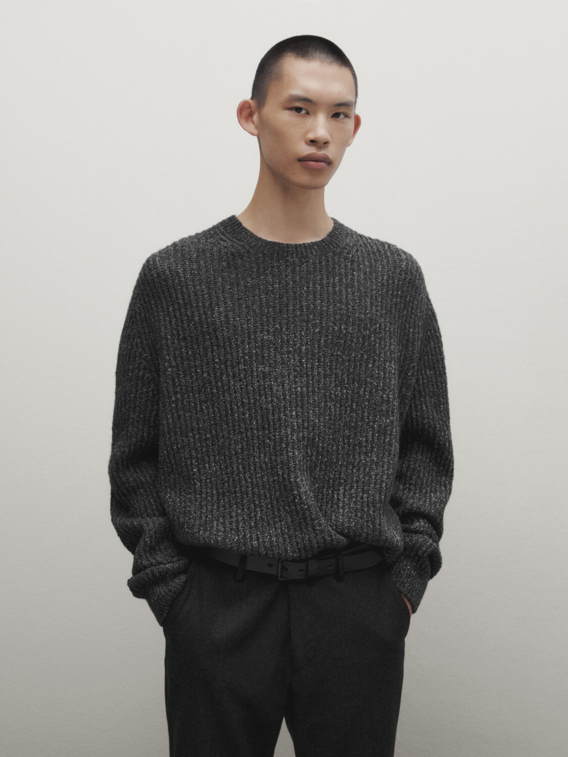 

Трикотажный свитер с пятницами Massimo Dutti, черный