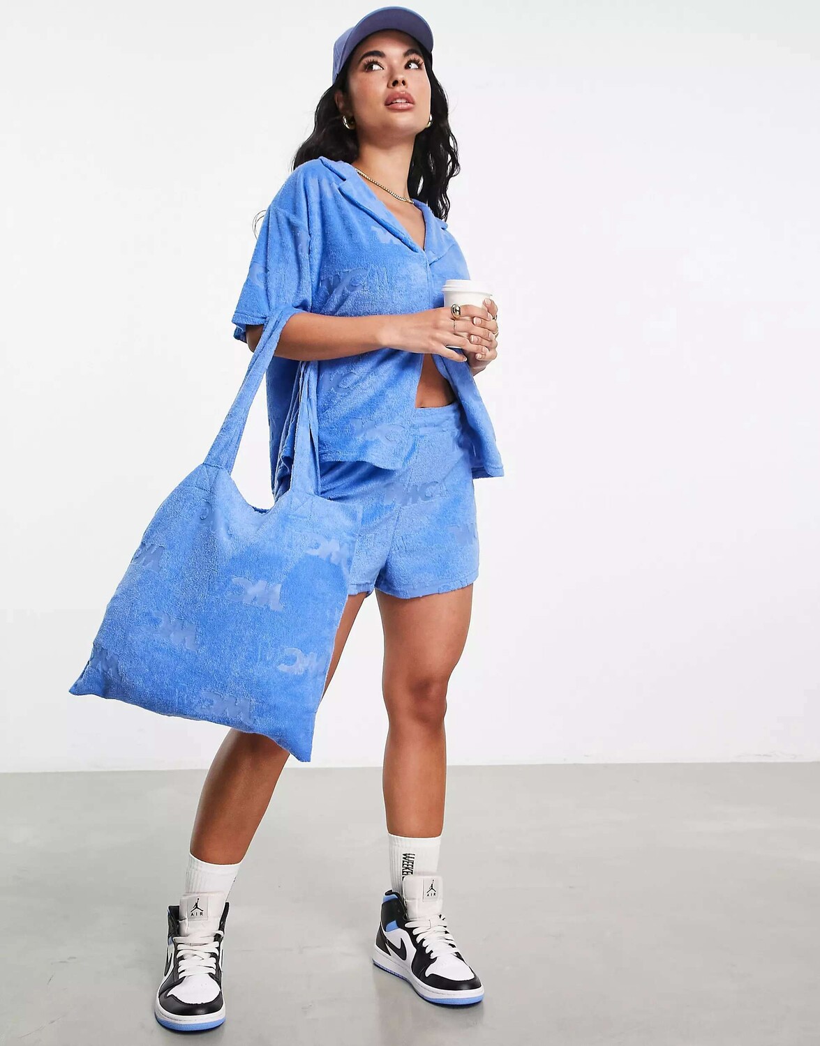 

Синяя махровая сумка-тоут ASOS Weekend Collective с выгорающим WCA