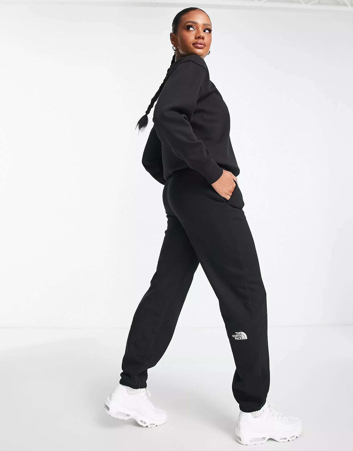 

Черные свободные джоггеры The North Face Essential эксклюзивно на ASOS