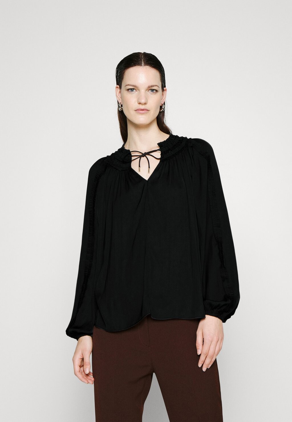 

Блузка Marc Cain, цвет black
