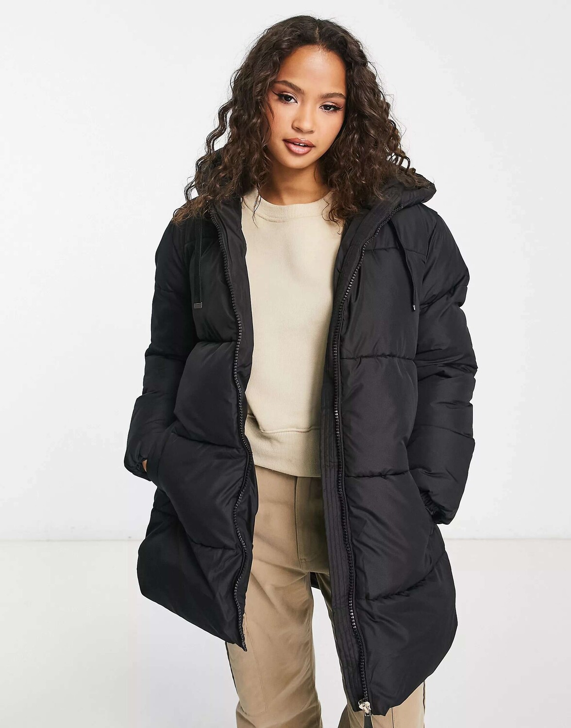 

Черное пуховое пальто средней длины с капюшоном New Look, Черный