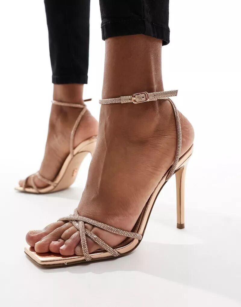 

Сандалии из розового золота с декорированными ремешками Steve Madden Slayed