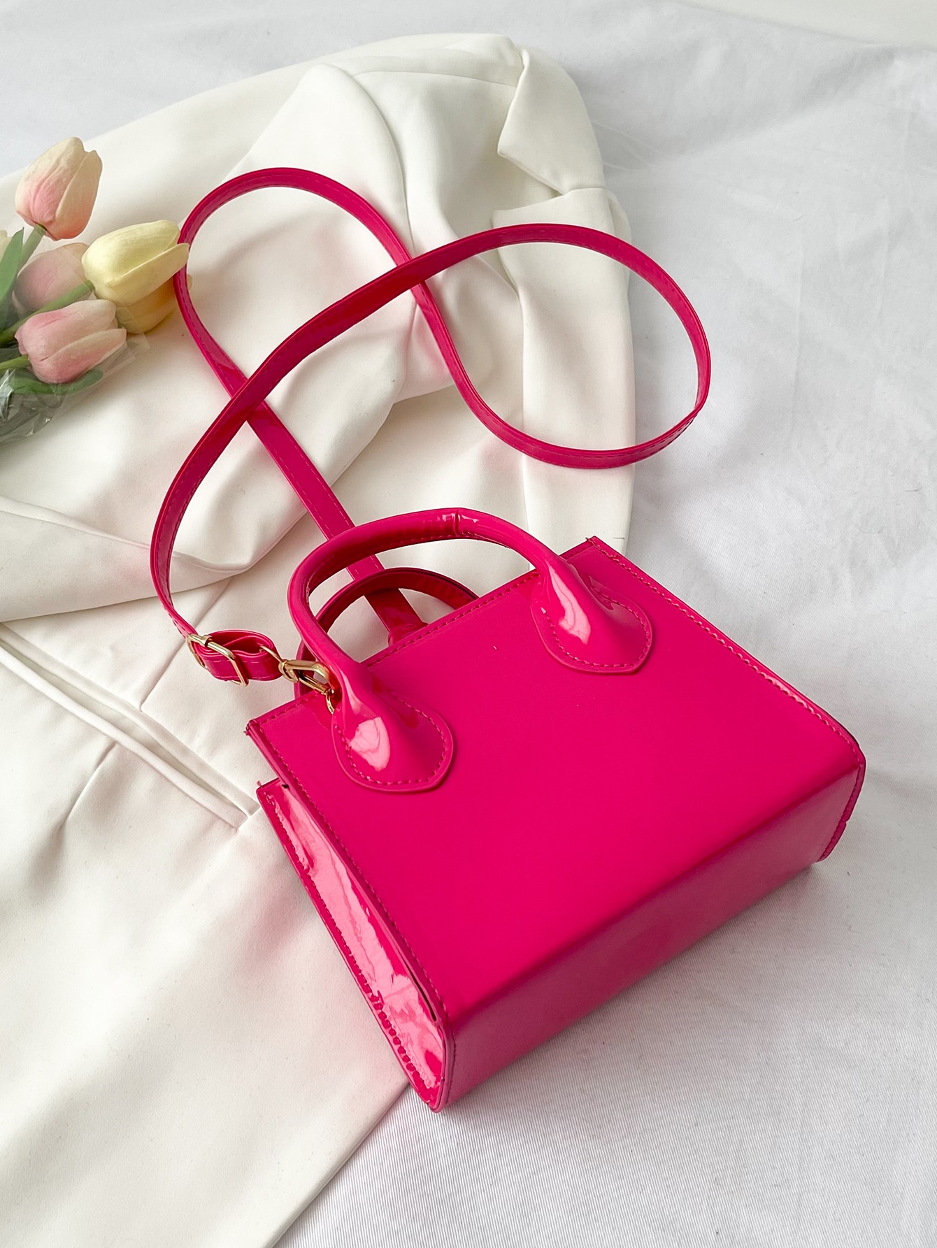 цена Модная мини-многофункциональная женская сумка из лакированной кожи с лазерной отделкой, ярко-розовый