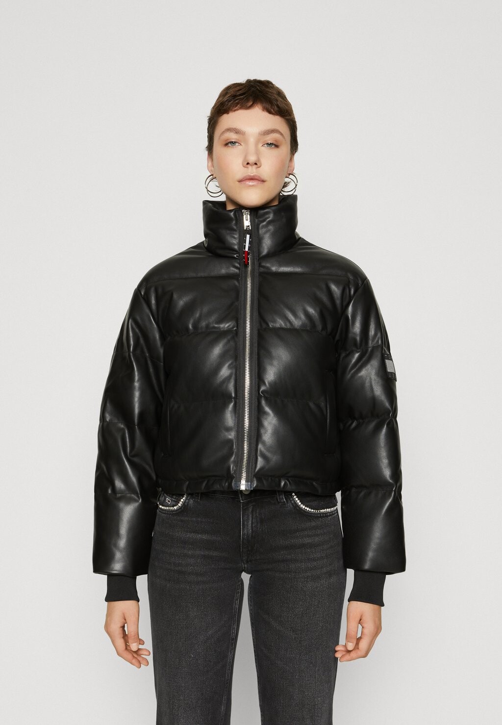 

Куртка Tommy Jeans АРХИВ ПУФФ АЛЯСКА, черный