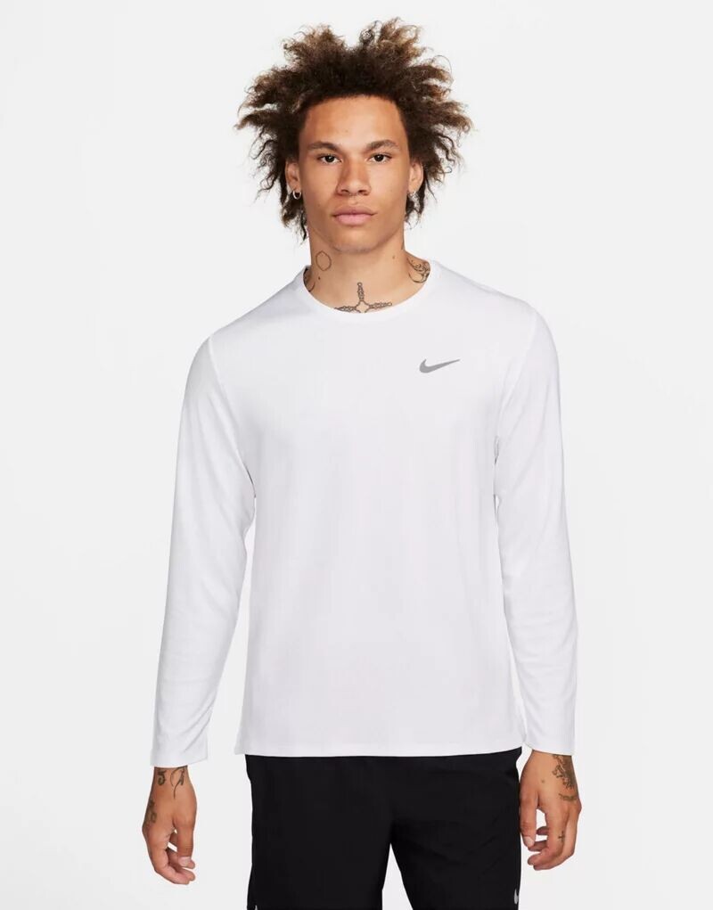 

Белая футболка с длинными рукавами Nike Dri-FIT Miler