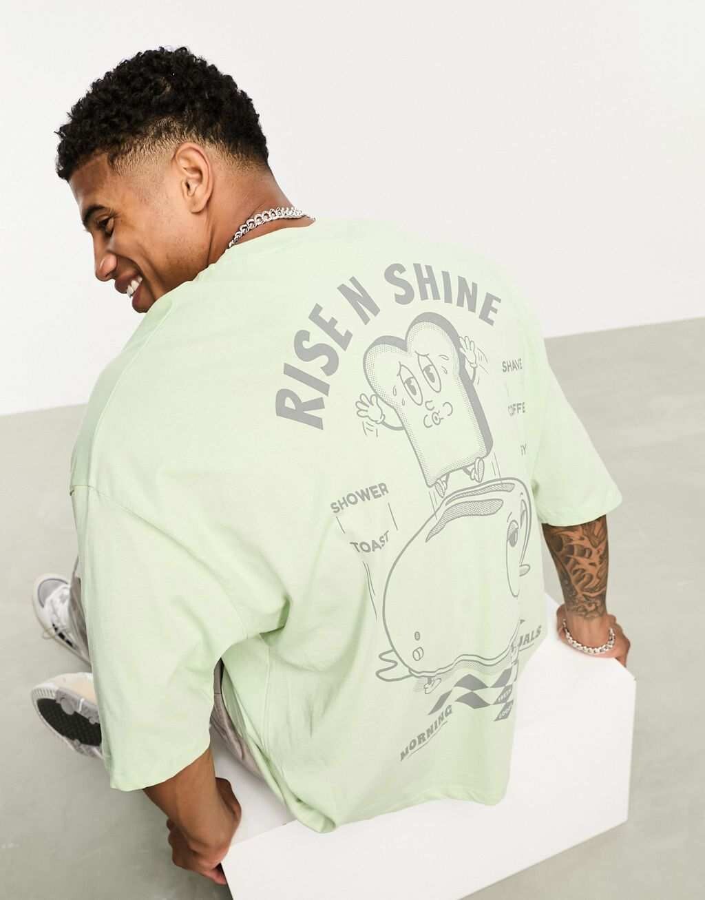 

Светло-зеленая футболка оверсайз с принтом в виде скейт-тостов на спине ASOS DESIGN