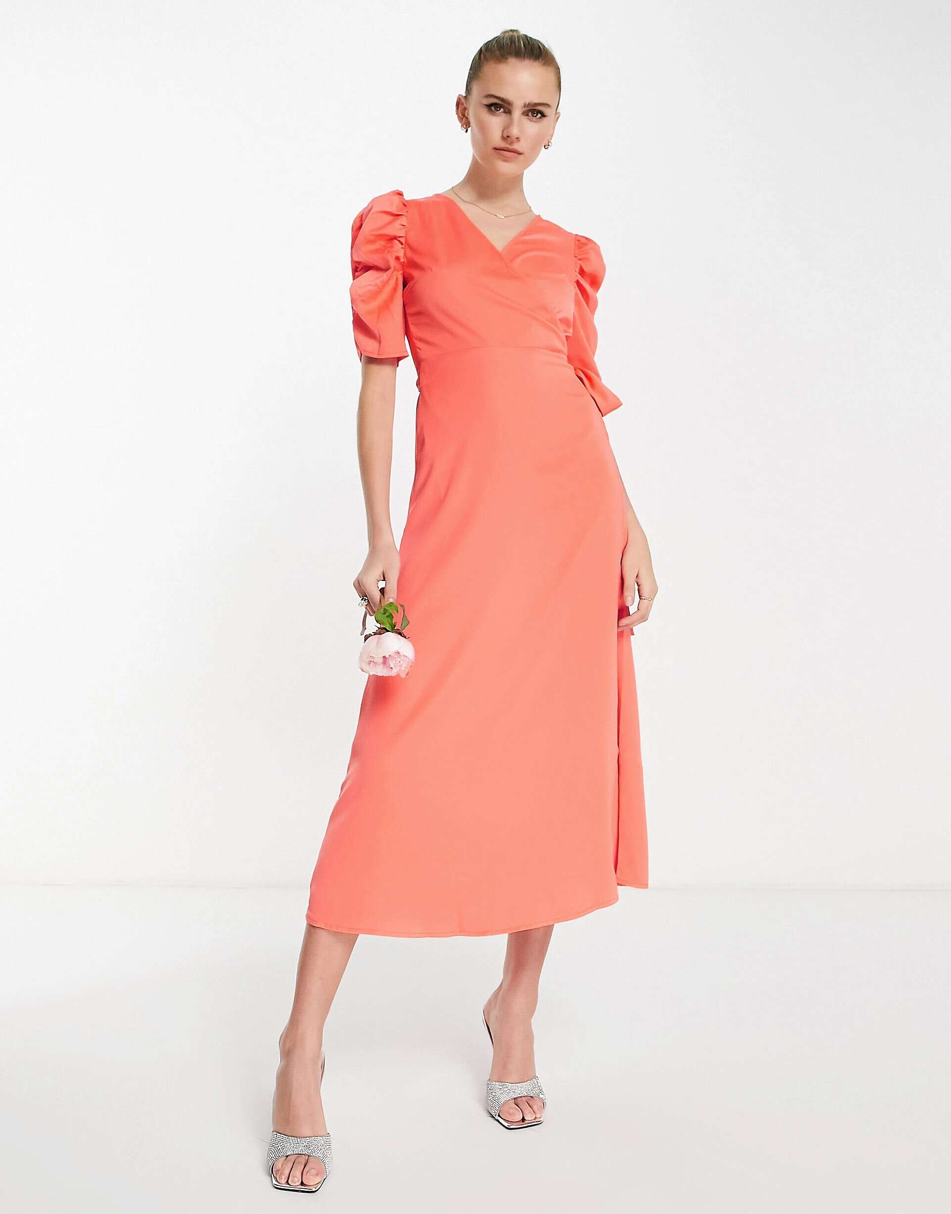 Ярко-оранжевое платье миди Y.A.S Bridesmaid с объемными рукавами и запахом спереди