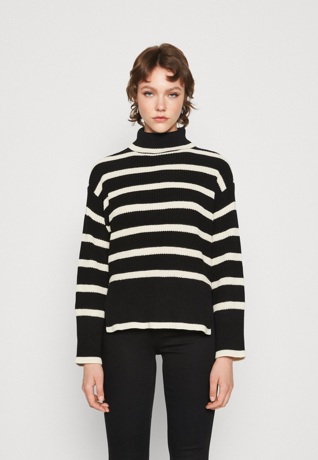 

Свитер PCJUNE ROLL NECK Pieces, черный/береза