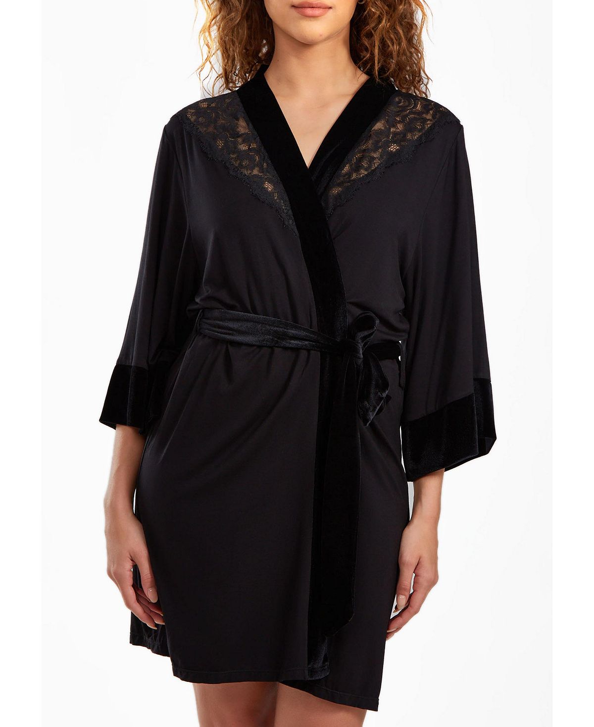 цена Женский халат Layna из велюра и бархата с кружевной отделкой и завязками iCollection, черный