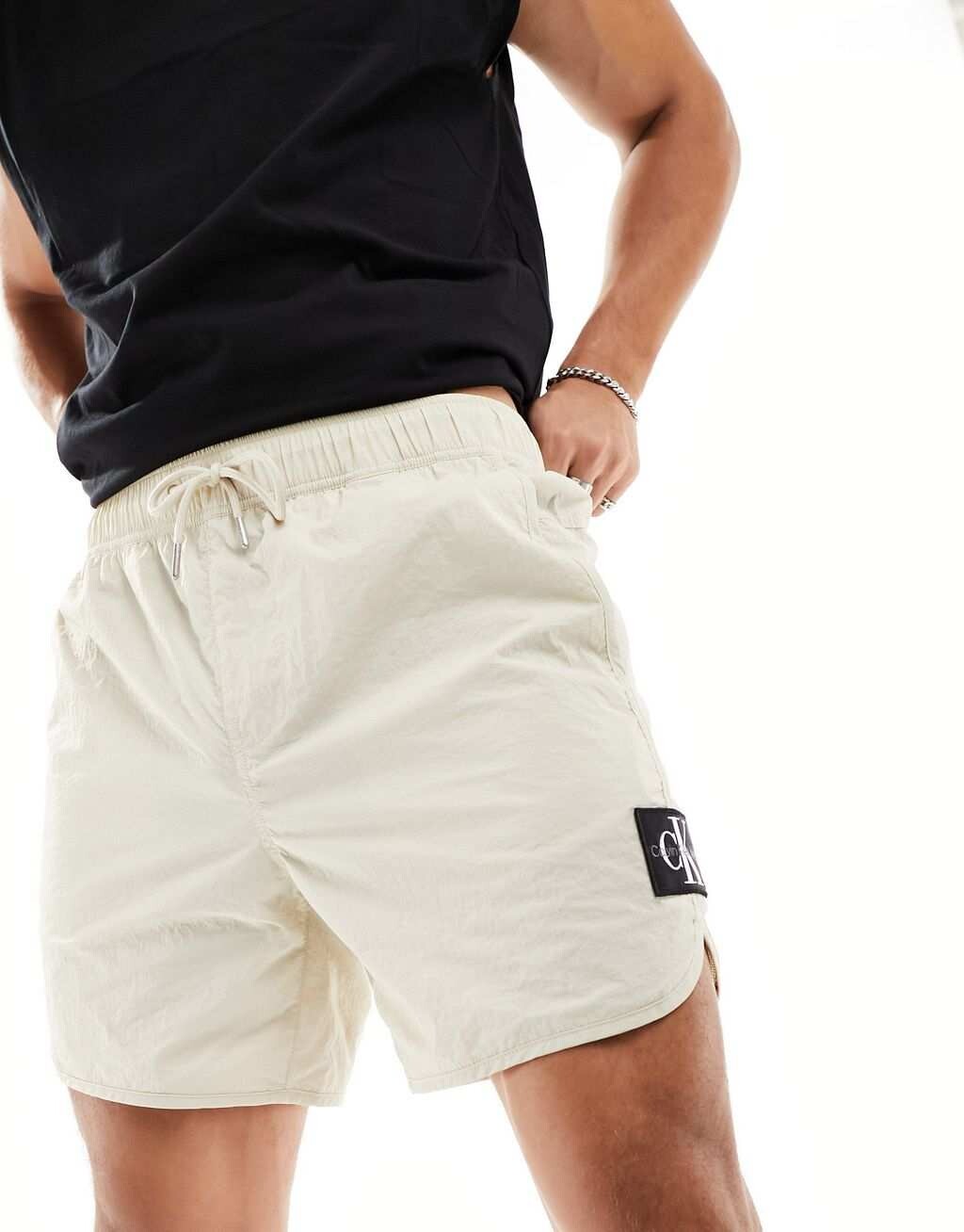 

Бежевые шорты с логотипом Calvin Klein Jeans cc