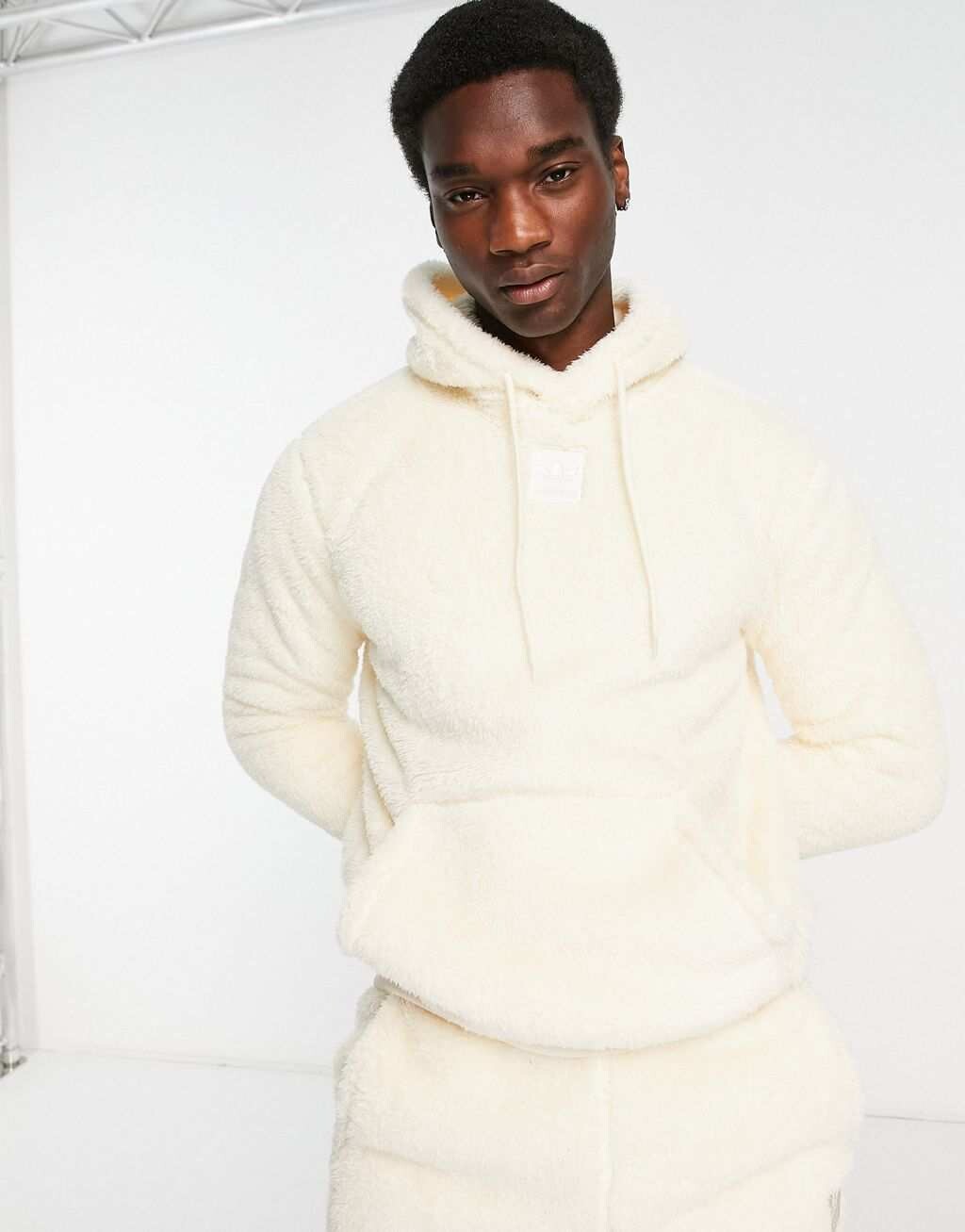 

Белое пушистое худи adidas Originals Essentials+