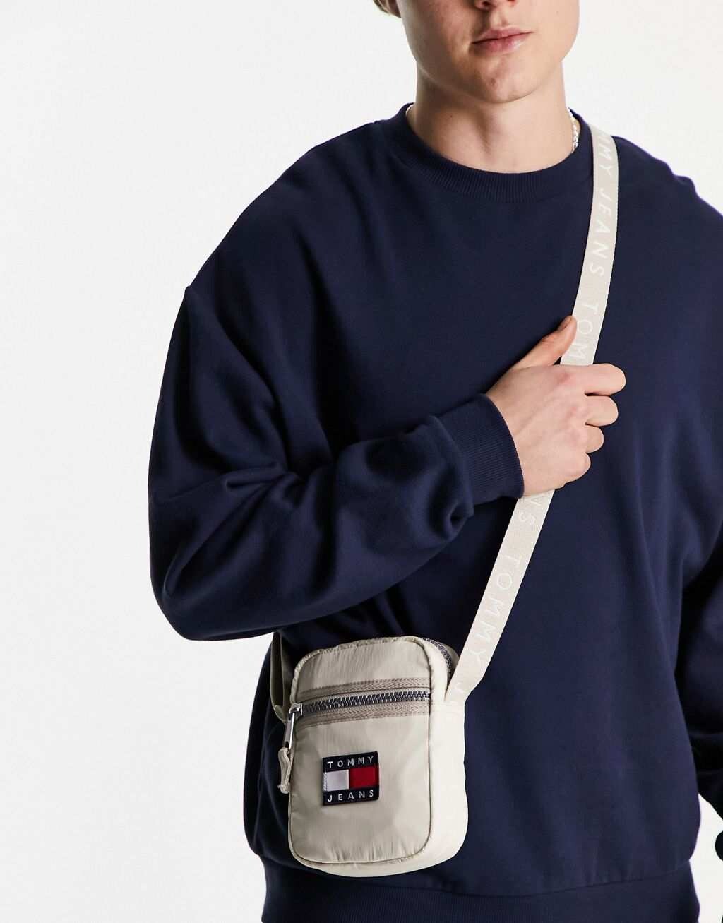

Кремовая репортерская сумка через плечо с флагом и логотипом Tommy Jeans