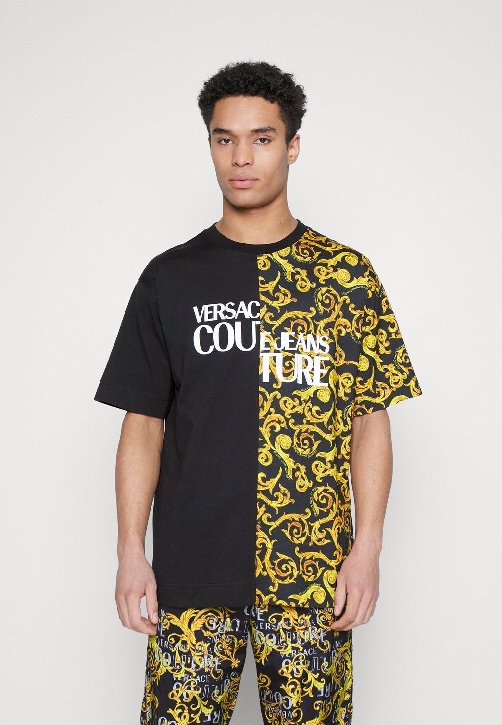 

Футболка с принтом Versace Jeans Couture, черный