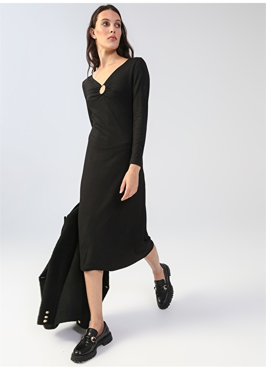 цена Черное женское трикотажное платье-карандаш миди с V-образным вырезом Fabrika