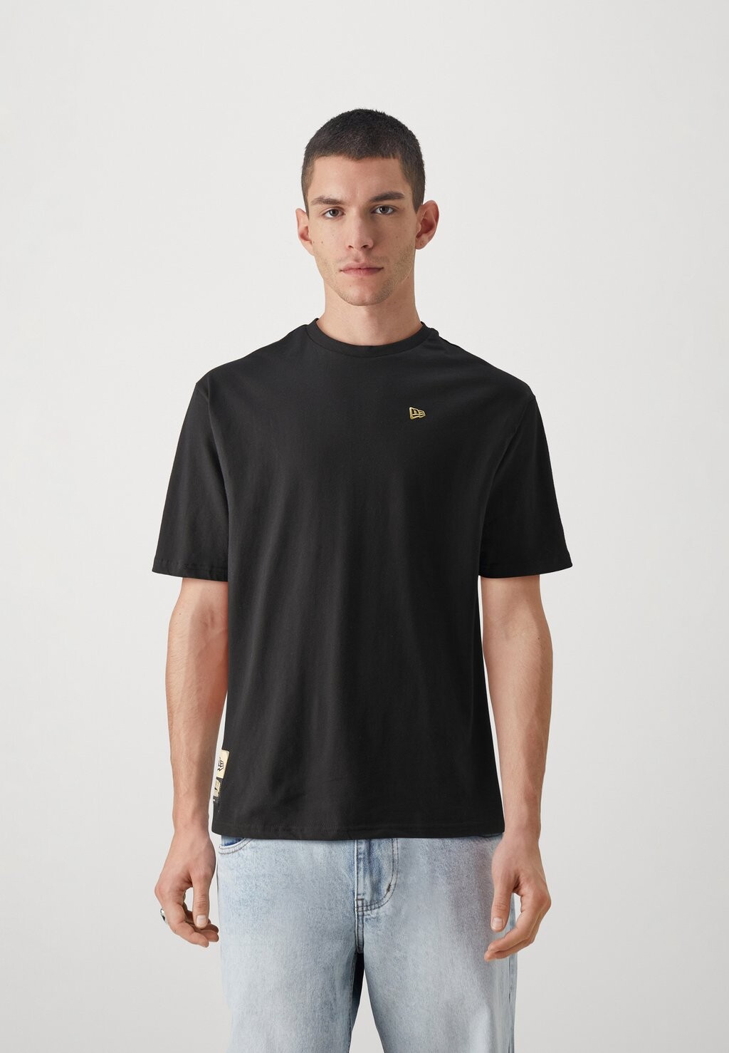

Футболка с принтом Sticker Tee New Era, цвет black/gold