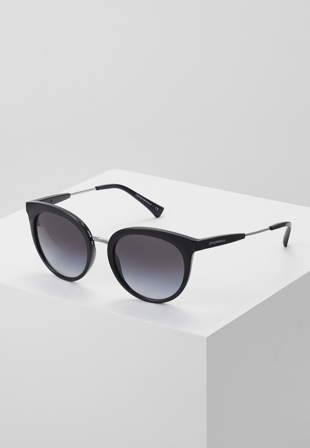 

Солнцезащитные очки Emporio Armani, черный