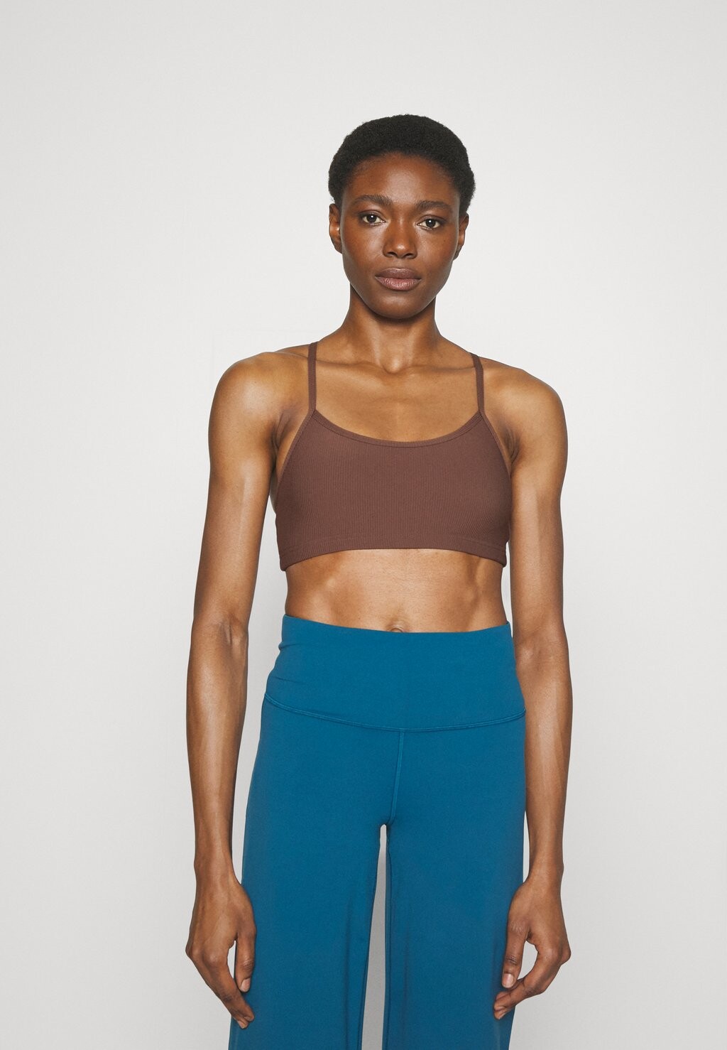 

Спортивный бюстгальтер с легкой поддержкой Cotton On, коричневый